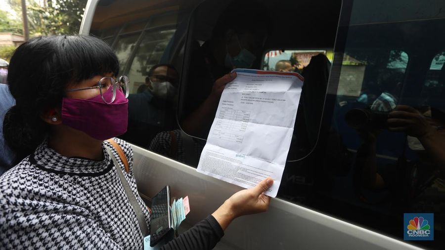 Warga berlari untuk mengantre untuk menukarkan uang Rupiah kertas baru Tahun Emisi (TE) 2022 di Pasar Tebet Barat, Jakarta Selatan, Rabu (24/8/2022). Pemerintah melalui Bank Indonesia secara resmi mengeluarkan tujuh uang kertas baru tahun emisi 2022. Uang kertas baru ini terdiri dari pecahan Rp 100.000, Rp 50.000, Rp 20.000, Rp 10.000, Rp 5.000, Rp 2.000, dan Rp 1.000. (CNBC Indonesia/Andrean Kristianto)