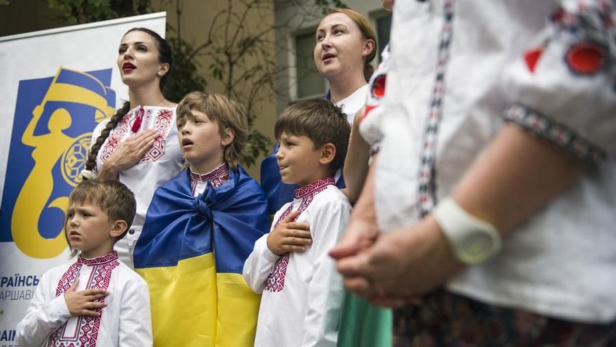Ukraine's President Volodymyr Zelenskiy and his wife Olena lay flowers at the Memory Wall of Fallen Defenders of Ukraine, amid Russia's attack on Ukraine, during marking the Independence Day in Kyiv, Ukraine August 24, 2022. Ukrainian Presidential Press Service/Handout via REUTERS