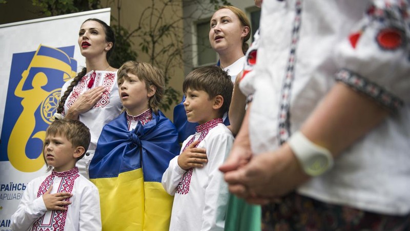 Ukraine's President Volodymyr Zelenskiy and his wife Olena lay flowers at the Memory Wall of Fallen Defenders of Ukraine, amid Russia's attack on Ukraine, during marking the Independence Day in Kyiv, Ukraine August 24, 2022. Ukrainian Presidential Press Service/Handout via REUTERS