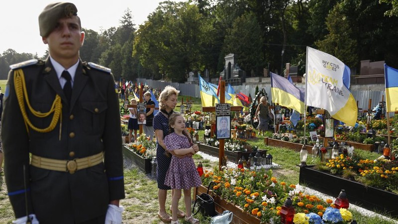Ukraine's President Volodymyr Zelenskiy and his wife Olena lay flowers at the Memory Wall of Fallen Defenders of Ukraine, amid Russia's attack on Ukraine, during marking the Independence Day in Kyiv, Ukraine August 24, 2022. Ukrainian Presidential Press Service/Handout via REUTERS