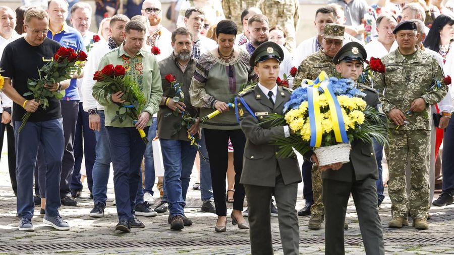 Ukraine's President Volodymyr Zelenskiy and his wife Olena lay flowers at the Memory Wall of Fallen Defenders of Ukraine, amid Russia's attack on Ukraine, during marking the Independence Day in Kyiv, Ukraine August 24, 2022. Ukrainian Presidential Press Service/Handout via REUTERS