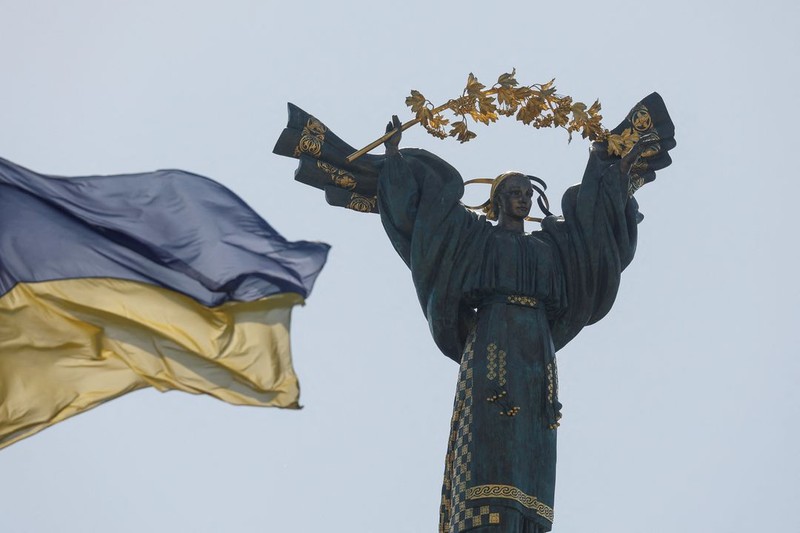 Ukraine's President Volodymyr Zelenskiy and his wife Olena lay flowers at the Memory Wall of Fallen Defenders of Ukraine, amid Russia's attack on Ukraine, during marking the Independence Day in Kyiv, Ukraine August 24, 2022. Ukrainian Presidential Press Service/Handout via REUTERS Ukraine's President Volodymyr Zelenskiy and his wife Olena lay flowers at the Memory Wall of Fallen Defenders of Ukraine, amid Russia's attack on Ukraine, during marking the Independence Day in Kyiv, Ukraine August 24, 2022. Ukrainian Presidential Press Service/Handout via REUTERS