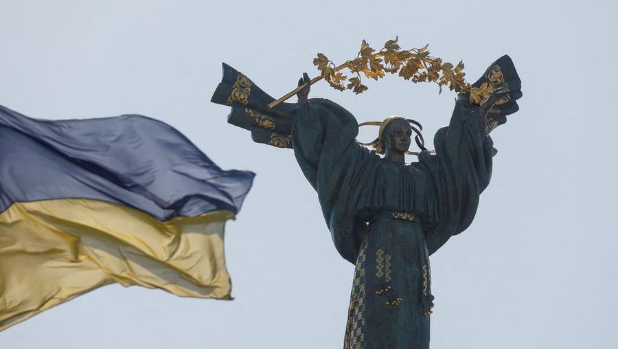 Ukraine's President Volodymyr Zelenskiy and his wife Olena lay flowers at the Memory Wall of Fallen Defenders of Ukraine, amid Russia's attack on Ukraine, during marking the Independence Day in Kyiv, Ukraine August 24, 2022. Ukrainian Presidential Press Service/Handout via REUTERS
