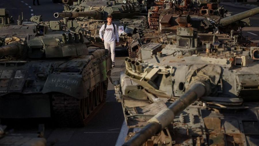 Destroyed Russian military vehicles are located on the main street Khreshchatyk as part of the celebration of the Independence Day of Ukraine, amid Russia's invasion, in central Kyiv, Ukraine August 24, 2022. REUTERS/Gleb Garanich