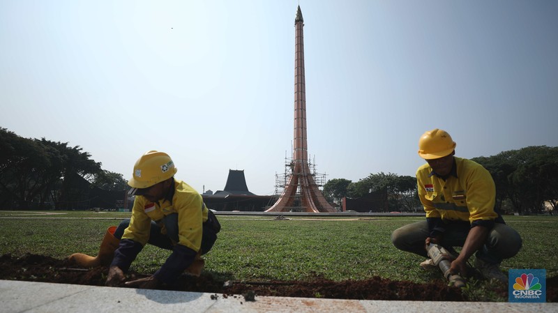 Pekerja beraktivitas di proyek revitalisasi Taman Mini Indonesia Indah (TMII) Jakarta Timur, Kamis (25/8/2022). Pemerintah mempercepat revitalisasi Taman Mini Indonesia Indah (TMII), objek wisata di Jakarta itu menjadi salah satu spot side event Konferensi Tingkat Tinggi (KTT) G20 di Bali pada bulan November 2022. (CNBC Indonesia/Tri Susilo) Pekerja beraktivitas di proyek revitalisasi Taman Mini Indonesia Indah (TMII) Jakarta Timur, Kamis (25/8/2022). Pemerintah mempercepat revitalisasi Taman Mini Indonesia Indah (TMII), objek wisata di Jakarta itu menjadi salah satu spot side event Konferensi Tingkat Tinggi (KTT) G20 di Bali pada bulan November 2022. (CNBC Indonesia/Tri Susilo)