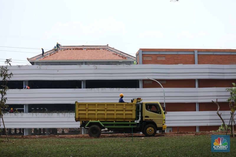 Pekerja beraktivitas di proyek revitalisasi Taman Mini Indonesia Indah (TMII) Jakarta Timur, Kamis (25/8/2022). Pemerintah mempercepat revitalisasi Taman Mini Indonesia Indah (TMII), objek wisata di Jakarta itu menjadi salah satu spot side event Konferensi Tingkat Tinggi (KTT) G20 di Bali pada bulan November 2022. (CNBC Indonesia/Tri Susilo)