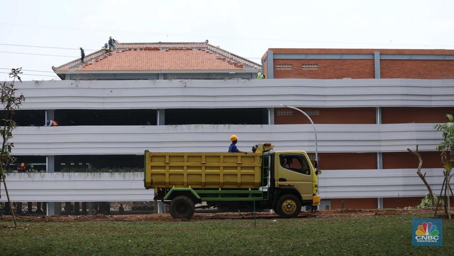 Pekerja beraktivitas di proyek revitalisasi Taman Mini Indonesia Indah (TMII) Jakarta Timur, Kamis (25/8/2022). Pemerintah mempercepat revitalisasi Taman Mini Indonesia Indah (TMII), objek wisata di Jakarta itu menjadi salah satu spot side event Konferensi Tingkat Tinggi (KTT) G20 di Bali pada bulan November 2022. (CNBC Indonesia/Tri Susilo)