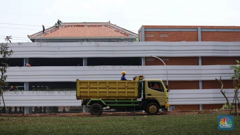 Pekerja beraktivitas di proyek revitalisasi Taman Mini Indonesia Indah (TMII) Jakarta Timur, Kamis (25/8/2022). Pemerintah mempercepat revitalisasi Taman Mini Indonesia Indah (TMII), objek wisata di Jakarta itu menjadi salah satu spot side event Konferensi Tingkat Tinggi (KTT) G20 di Bali pada bulan November 2022. (CNBC Indonesia/Tri Susilo)