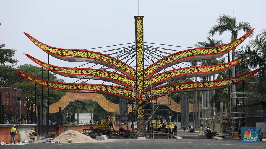 Pekerja beraktivitas di proyek revitalisasi Taman Mini Indonesia Indah (TMII) Jakarta Timur, Kamis (25/8/2022). Pemerintah mempercepat revitalisasi Taman Mini Indonesia Indah (TMII), objek wisata di Jakarta itu menjadi salah satu spot side event Konferensi Tingkat Tinggi (KTT) G20 di Bali pada bulan November 2022. (CNBC Indonesia/Tri Susilo)