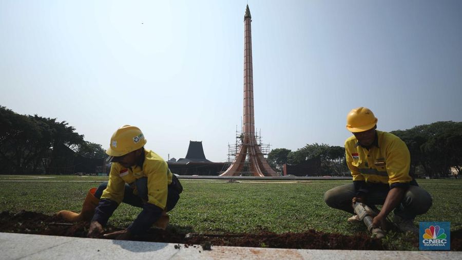 Pekerja beraktivitas di proyek revitalisasi Taman Mini Indonesia Indah (TMII) Jakarta Timur, Kamis (25/8/2022). Pemerintah mempercepat revitalisasi Taman Mini Indonesia Indah (TMII), objek wisata di Jakarta itu menjadi salah satu spot side event Konferensi Tingkat Tinggi (KTT) G20 di Bali pada bulan November 2022. (CNBC Indonesia/Tri Susilo)