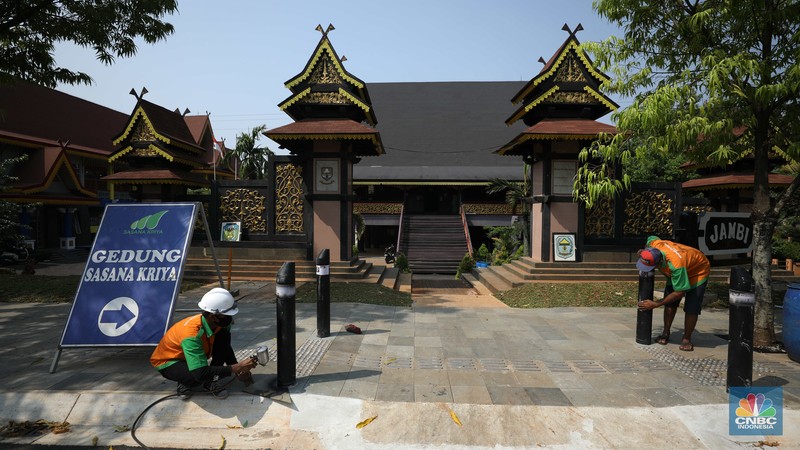 Pekerja beraktivitas di proyek revitalisasi Taman Mini Indonesia Indah (TMII) Jakarta Timur, Kamis (25/8/2022). Pemerintah mempercepat revitalisasi Taman Mini Indonesia Indah (TMII), objek wisata di Jakarta itu menjadi salah satu spot side event Konferensi Tingkat Tinggi (KTT) G20 di Bali pada bulan November 2022. (CNBC Indonesia/Tri Susilo)