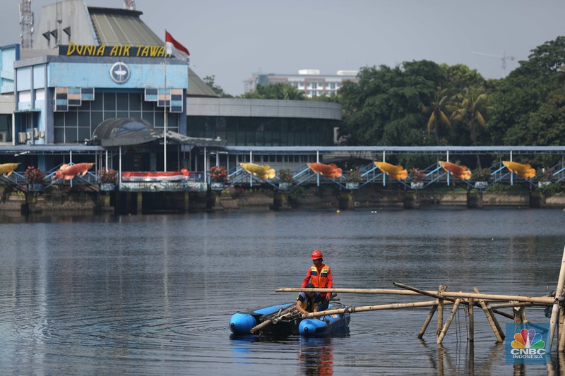 Pekerja beraktivitas di proyek revitalisasi Taman Mini Indonesia Indah (TMII) Jakarta Timur, Kamis (25/8/2022). Pemerintah mempercepat revitalisasi Taman Mini Indonesia Indah (TMII), objek wisata di Jakarta itu menjadi salah satu spot side event Konferensi Tingkat Tinggi (KTT) G20 di Bali pada bulan November 2022. (CNBC Indonesia/Tri Susilo)