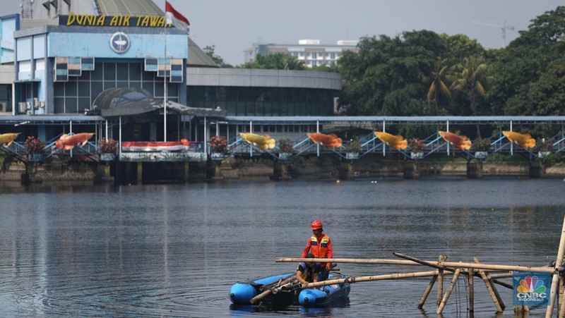 Pekerja beraktivitas di proyek revitalisasi Taman Mini Indonesia Indah (TMII) Jakarta Timur, Kamis (25/8/2022). Pemerintah mempercepat revitalisasi Taman Mini Indonesia Indah (TMII), objek wisata di Jakarta itu menjadi salah satu spot side event Konferensi Tingkat Tinggi (KTT) G20 di Bali pada bulan November 2022. (CNBC Indonesia/Tri Susilo)