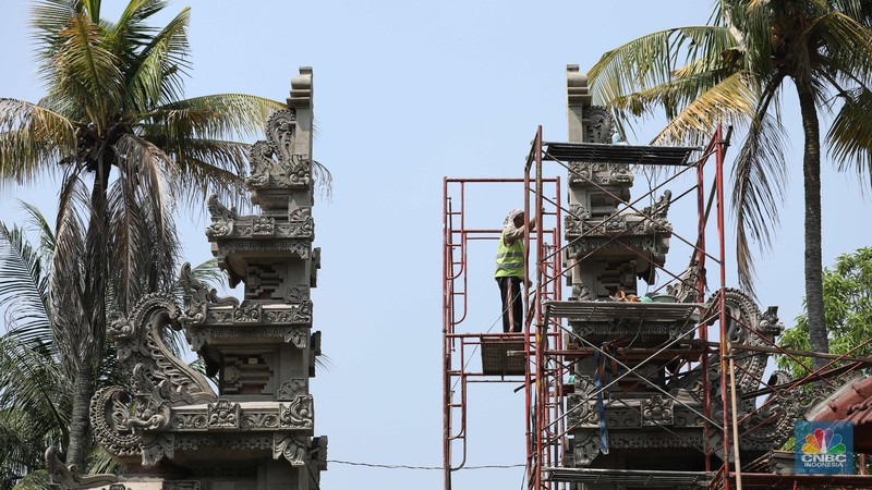 Pekerja beraktivitas di proyek revitalisasi Taman Mini Indonesia Indah (TMII) Jakarta Timur, Kamis (25/8/2022). Pemerintah mempercepat revitalisasi Taman Mini Indonesia Indah (TMII), objek wisata di Jakarta itu menjadi salah satu spot side event Konferensi Tingkat Tinggi (KTT) G20 di Bali pada bulan November 2022. (CNBC Indonesia/Tri Susilo) Pekerja beraktivitas di proyek revitalisasi Taman Mini Indonesia Indah (TMII) Jakarta Timur, Kamis (25/8/2022). Pemerintah mempercepat revitalisasi Taman Mini Indonesia Indah (TMII), objek wisata di Jakarta itu menjadi salah satu spot side event Konferensi Tingkat Tinggi (KTT) G20 di Bali pada bulan November 2022. (CNBC Indonesia/Tri Susilo)