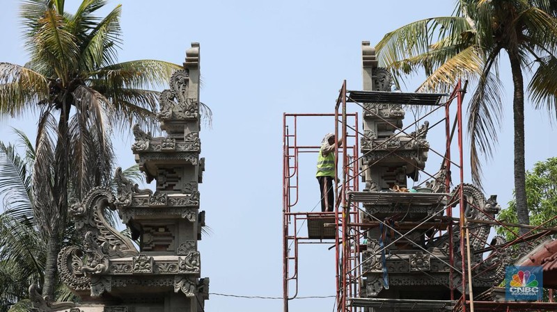 Pekerja beraktivitas di proyek revitalisasi Taman Mini Indonesia Indah (TMII) Jakarta Timur, Kamis (25/8/2022). Pemerintah mempercepat revitalisasi Taman Mini Indonesia Indah (TMII), objek wisata di Jakarta itu menjadi salah satu spot side event Konferensi Tingkat Tinggi (KTT) G20 di Bali pada bulan November 2022. (CNBC Indonesia/Tri Susilo)