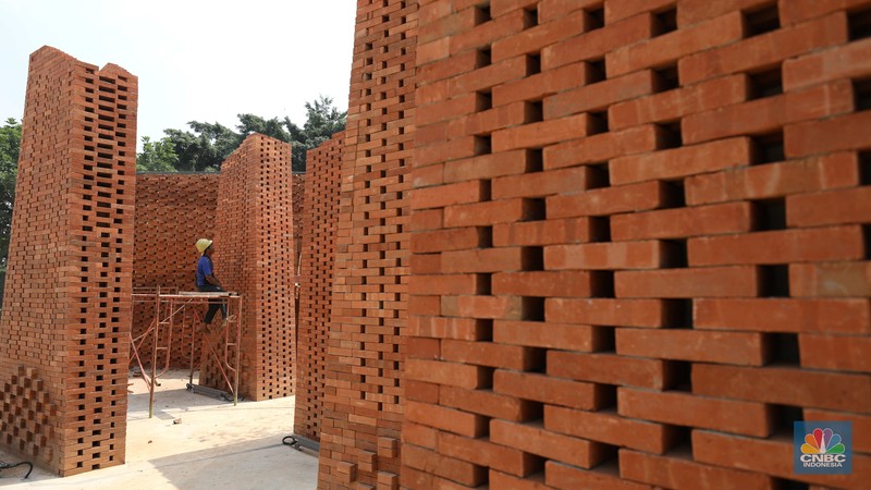 Pekerja beraktivitas di proyek revitalisasi Taman Mini Indonesia Indah (TMII) Jakarta Timur, Kamis (25/8/2022). Pemerintah mempercepat revitalisasi Taman Mini Indonesia Indah (TMII), objek wisata di Jakarta itu menjadi salah satu spot side event Konferensi Tingkat Tinggi (KTT) G20 di Bali pada bulan November 2022. (CNBC Indonesia/Tri Susilo) Pekerja beraktivitas di proyek revitalisasi Taman Mini Indonesia Indah (TMII) Jakarta Timur, Kamis (25/8/2022). Pemerintah mempercepat revitalisasi Taman Mini Indonesia Indah (TMII), objek wisata di Jakarta itu menjadi salah satu spot side event Konferensi Tingkat Tinggi (KTT) G20 di Bali pada bulan November 2022. (CNBC Indonesia/Tri Susilo)