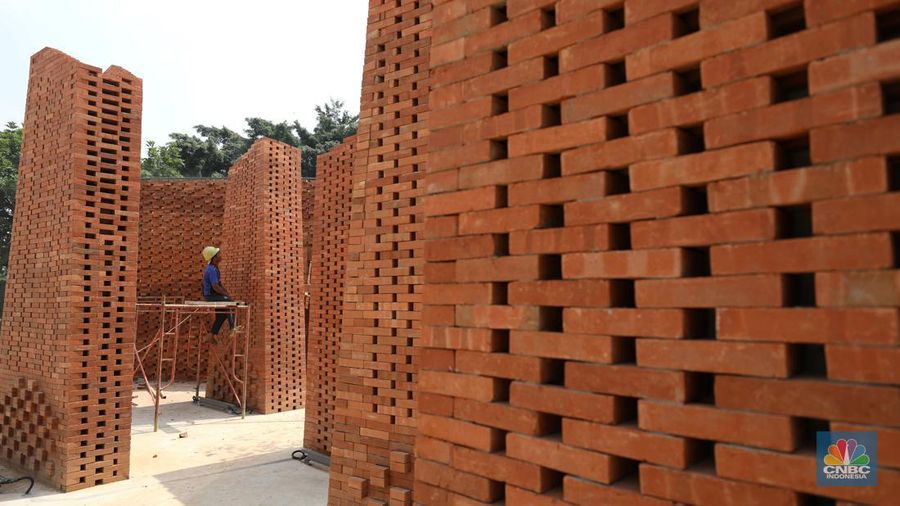 Pekerja beraktivitas di proyek revitalisasi Taman Mini Indonesia Indah (TMII) Jakarta Timur, Kamis (25/8/2022). Pemerintah mempercepat revitalisasi Taman Mini Indonesia Indah (TMII), objek wisata di Jakarta itu menjadi salah satu spot side event Konferensi Tingkat Tinggi (KTT) G20 di Bali pada bulan November 2022. (CNBC Indonesia/Tri Susilo)