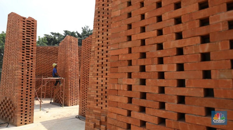 Pekerja beraktivitas di proyek revitalisasi Taman Mini Indonesia Indah (TMII) Jakarta Timur, Kamis (25/8/2022). Pemerintah mempercepat revitalisasi Taman Mini Indonesia Indah (TMII), objek wisata di Jakarta itu menjadi salah satu spot side event Konferensi Tingkat Tinggi (KTT) G20 di Bali pada bulan November 2022. (CNBC Indonesia/Tri Susilo)