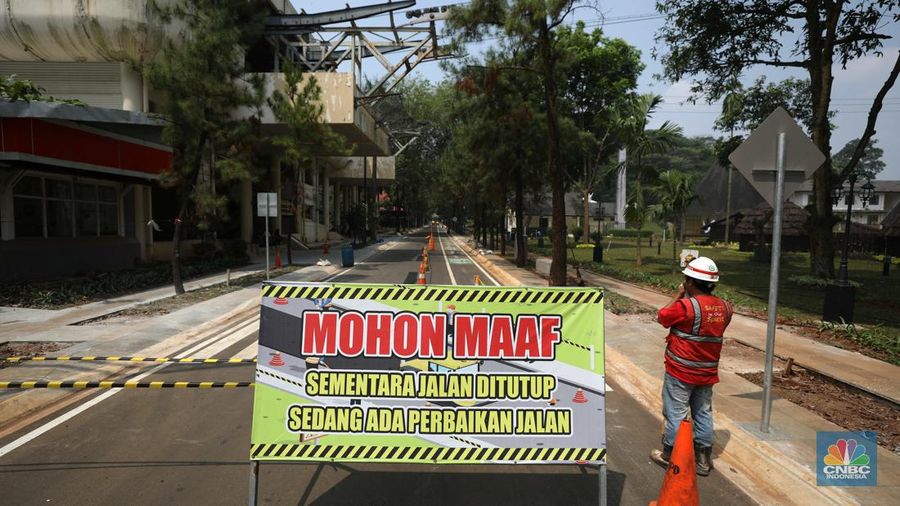 Pekerja beraktivitas di proyek revitalisasi Taman Mini Indonesia Indah (TMII) Jakarta Timur, Kamis (25/8/2022). Pemerintah mempercepat revitalisasi Taman Mini Indonesia Indah (TMII), objek wisata di Jakarta itu menjadi salah satu spot side event Konferensi Tingkat Tinggi (KTT) G20 di Bali pada bulan November 2022. (CNBC Indonesia/Tri Susilo)