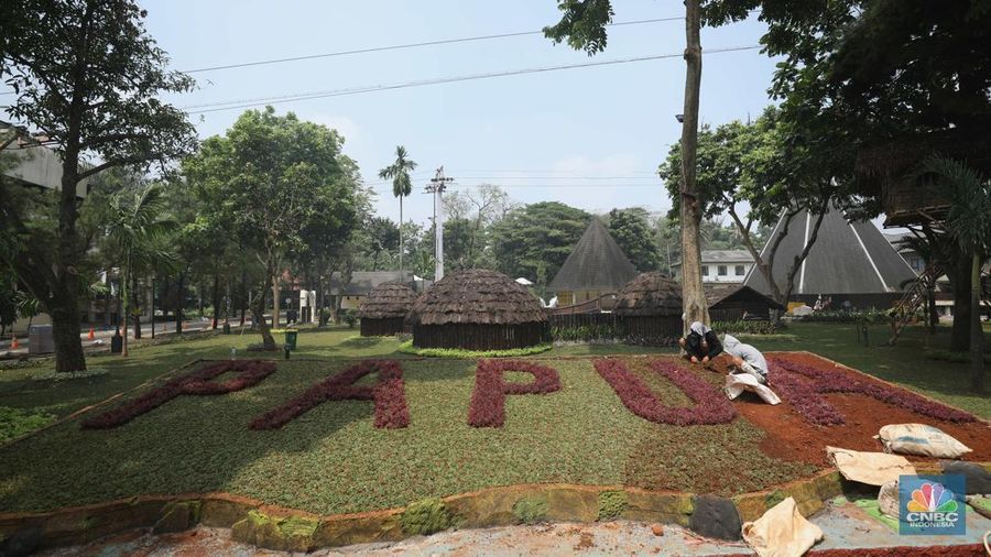 Pekerja beraktivitas di proyek revitalisasi Taman Mini Indonesia Indah (TMII) Jakarta Timur, Kamis (25/8/2022). Pemerintah mempercepat revitalisasi Taman Mini Indonesia Indah (TMII), objek wisata di Jakarta itu menjadi salah satu spot side event Konferensi Tingkat Tinggi (KTT) G20 di Bali pada bulan November 2022. (CNBC Indonesia/Tri Susilo)