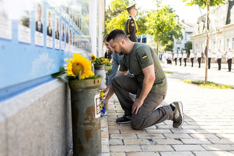 Ukraine's President Volodymyr Zelenskiy and his wife Olena lay flowers at the Memory Wall of Fallen Defenders of Ukraine, amid Russia's attack on Ukraine, during marking the Independence Day in Kyiv, Ukraine August 24, 2022. Ukrainian Presidential Press Service/Handout via REUTERS Ukraine's President Volodymyr Zelenskiy and his wife Olena lay flowers at the Memory Wall of Fallen Defenders of Ukraine, amid Russia's attack on Ukraine, during marking the Independence Day in Kyiv, Ukraine August 24, 2022. Ukrainian Presidential Press Service/Handout via REUTERS