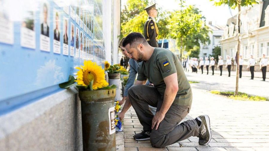 Ukraine's President Volodymyr Zelenskiy and his wife Olena lay flowers at the Memory Wall of Fallen Defenders of Ukraine, amid Russia's attack on Ukraine, during marking the Independence Day in Kyiv, Ukraine August 24, 2022. Ukrainian Presidential Press Service/Handout via REUTERS