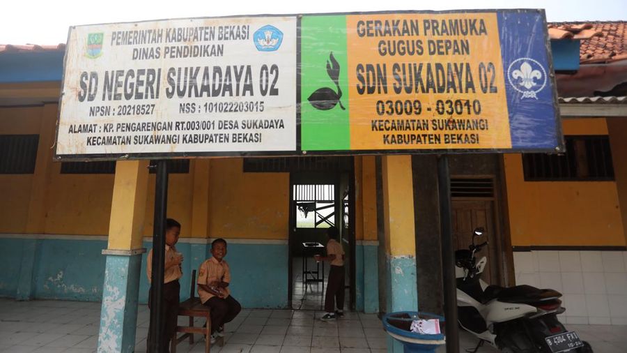 Siswa mengikuti kegiatan belajar mengajar di SDN (Sekolah Dasar Negeri) Sukadaya 02 di Sukawangi, Kabupaten Bekasi, Jawa Barat, Jumat (26/8/2022). Selama bertahun-tahun siswa di SD Negeri ini harus belajar di ruangan yang rusak dan tak layak. (CNBC Indonesia/Andrean Kristianto)