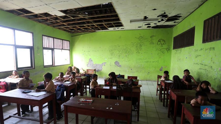 Siswa mengikuti kegiatan belajar mengajar di SDN (Sekolah Dasar Negeri) Sukadaya 02 di Sukawangi, Kabupaten Bekasi, Jawa Barat, Jumat (26/8/2022). Selama bertahun-tahun siswa di SD Negeri ini harus belajar di ruangan yang rusak dan tak layak. (CNBC Indonesia/Andrean Kristianto)