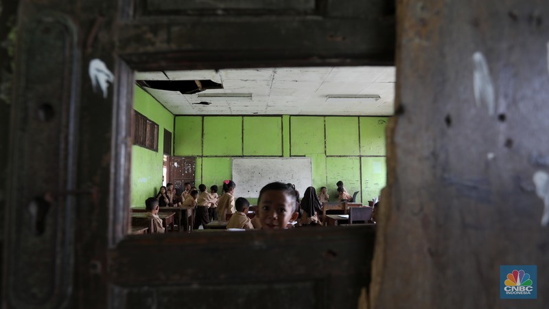 Siswa mengikuti kegiatan belajar mengajar di SDN (Sekolah Dasar Negeri) Sukadaya 02 di Sukawangi, Kabupaten Bekasi, Jawa Barat, Jumat (26/8/2022). Selama bertahun-tahun siswa di SD Negeri ini harus belajar di ruangan yang rusak dan tak layak. (CNBC Indonesia/Andrean Kristianto) Siswa mengikuti kegiatan belajar mengajar di SDN (Sekolah Dasar Negeri) Sukadaya 02 di Sukawangi, Kabupaten Bekasi, Jawa Barat, Jumat (26/8/2022). Selama bertahun-tahun siswa di SD Negeri ini harus belajar di ruangan yang rusak dan tak layak. (CNBC Indonesia/Andrean Kristianto)