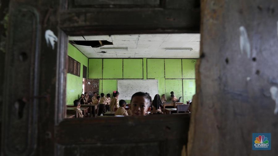Siswa mengikuti kegiatan belajar mengajar di SDN (Sekolah Dasar Negeri) Sukadaya 02 di Sukawangi, Kabupaten Bekasi, Jawa Barat, Jumat (26/8/2022). Selama bertahun-tahun siswa di SD Negeri ini harus belajar di ruangan yang rusak dan tak layak. (CNBC Indonesia/Andrean Kristianto)