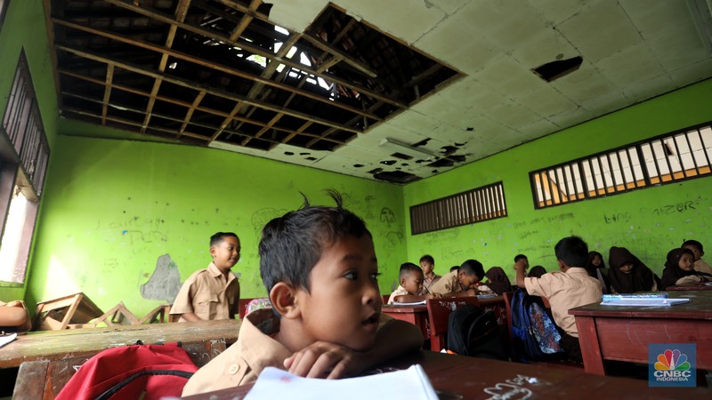 Siswa mengikuti kegiatan belajar mengajar di SDN (Sekolah Dasar Negeri) Sukadaya 02 di Sukawangi, Kabupaten Bekasi, Jawa Barat, Jumat (26/8/2022). Selama bertahun-tahun siswa di SD Negeri ini harus belajar di ruangan yang rusak dan tak layak. (CNBC Indonesia/Andrean Kristianto) Siswa mengikuti kegiatan belajar mengajar di SDN (Sekolah Dasar Negeri) Sukadaya 02 di Sukawangi, Kabupaten Bekasi, Jawa Barat, Jumat (26/8/2022). Selama bertahun-tahun siswa di SD Negeri ini harus belajar di ruangan yang rusak dan tak layak. (CNBC Indonesia/Andrean Kristianto)