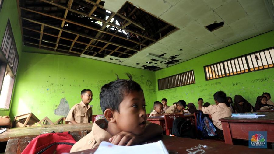 Siswa mengikuti kegiatan belajar mengajar di SDN (Sekolah Dasar Negeri) Sukadaya 02 di Sukawangi, Kabupaten Bekasi, Jawa Barat, Jumat (26/8/2022). Selama bertahun-tahun siswa di SD Negeri ini harus belajar di ruangan yang rusak dan tak layak. (CNBC Indonesia/Andrean Kristianto)