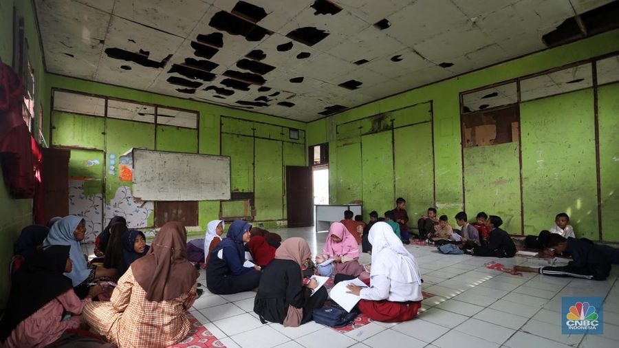 Siswa mengikuti kegiatan belajar mengajar di SDN (Sekolah Dasar Negeri) Sukadaya 02 di Sukawangi, Kabupaten Bekasi, Jawa Barat, Jumat (26/8/2022). Selama bertahun-tahun siswa di SD Negeri ini harus belajar di ruangan yang rusak dan tak layak. (CNBC Indonesia/Andrean Kristianto)