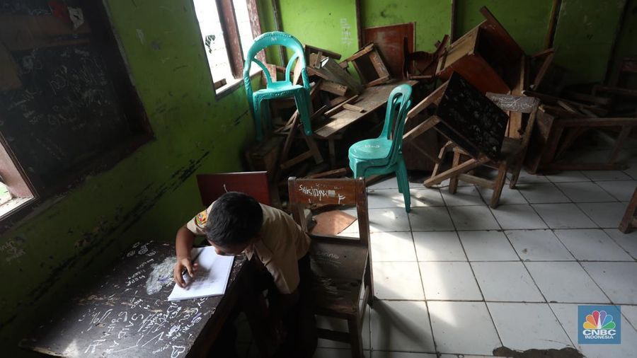 Siswa mengikuti kegiatan belajar mengajar di SDN (Sekolah Dasar Negeri) Sukadaya 02 di Sukawangi, Kabupaten Bekasi, Jawa Barat, Jumat (26/8/2022). Selama bertahun-tahun siswa di SD Negeri ini harus belajar di ruangan yang rusak dan tak layak. (CNBC Indonesia/Andrean Kristianto)