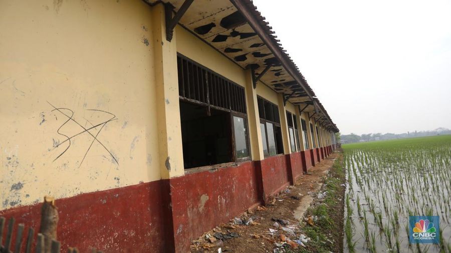 Siswa mengikuti kegiatan belajar mengajar di SDN (Sekolah Dasar Negeri) Sukadaya 02 di Sukawangi, Kabupaten Bekasi, Jawa Barat, Jumat (26/8/2022). Selama bertahun-tahun siswa di SD Negeri ini harus belajar di ruangan yang rusak dan tak layak. (CNBC Indonesia/Andrean Kristianto)