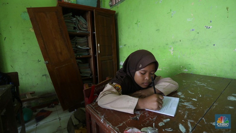 Siswa mengikuti kegiatan belajar mengajar di SDN (Sekolah Dasar Negeri) Sukadaya 02 di Sukawangi, Kabupaten Bekasi, Jawa Barat, Jumat (26/8/2022). Selama bertahun-tahun siswa di SD Negeri ini harus belajar di ruangan yang rusak dan tak layak. (CNBC Indonesia/Andrean Kristianto) Siswa mengikuti kegiatan belajar mengajar di SDN (Sekolah Dasar Negeri) Sukadaya 02 di Sukawangi, Kabupaten Bekasi, Jawa Barat, Jumat (26/8/2022). Selama bertahun-tahun siswa di SD Negeri ini harus belajar di ruangan yang rusak dan tak layak. (CNBC Indonesia/Andrean Kristianto)