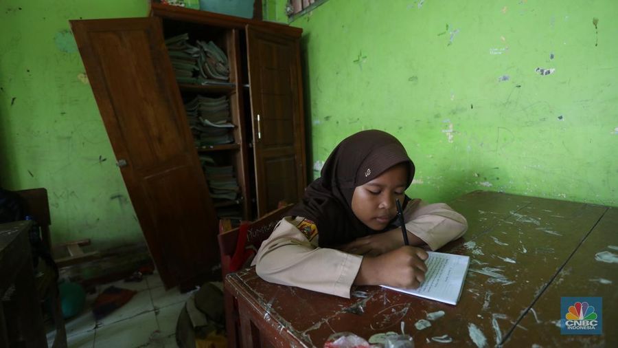 Siswa mengikuti kegiatan belajar mengajar di SDN (Sekolah Dasar Negeri) Sukadaya 02 di Sukawangi, Kabupaten Bekasi, Jawa Barat, Jumat (26/8/2022). Selama bertahun-tahun siswa di SD Negeri ini harus belajar di ruangan yang rusak dan tak layak. (CNBC Indonesia/Andrean Kristianto)