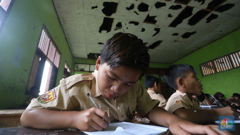 Siswa mengikuti kegiatan belajar mengajar di SDN (Sekolah Dasar Negeri) Sukadaya 02 di Sukawangi, Kabupaten Bekasi, Jawa Barat, Jumat (26/8/2022). Selama bertahun-tahun siswa di SD Negeri ini harus belajar di ruangan yang rusak dan tak layak. (CNBC Indonesia/Andrean Kristianto) Siswa mengikuti kegiatan belajar mengajar di SDN (Sekolah Dasar Negeri) Sukadaya 02 di Sukawangi, Kabupaten Bekasi, Jawa Barat, Jumat (26/8/2022). Selama bertahun-tahun siswa di SD Negeri ini harus belajar di ruangan yang rusak dan tak layak. (CNBC Indonesia/Andrean Kristianto)