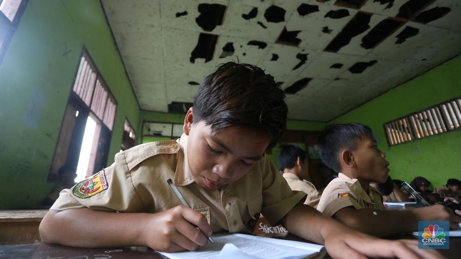 Siswa mengikuti kegiatan belajar mengajar di SDN (Sekolah Dasar Negeri) Sukadaya 02 di Sukawangi, Kabupaten Bekasi, Jawa Barat, Jumat (26/8/2022). Selama bertahun-tahun siswa di SD Negeri ini harus belajar di ruangan yang rusak dan tak layak. (CNBC Indonesia/Andrean Kristianto)