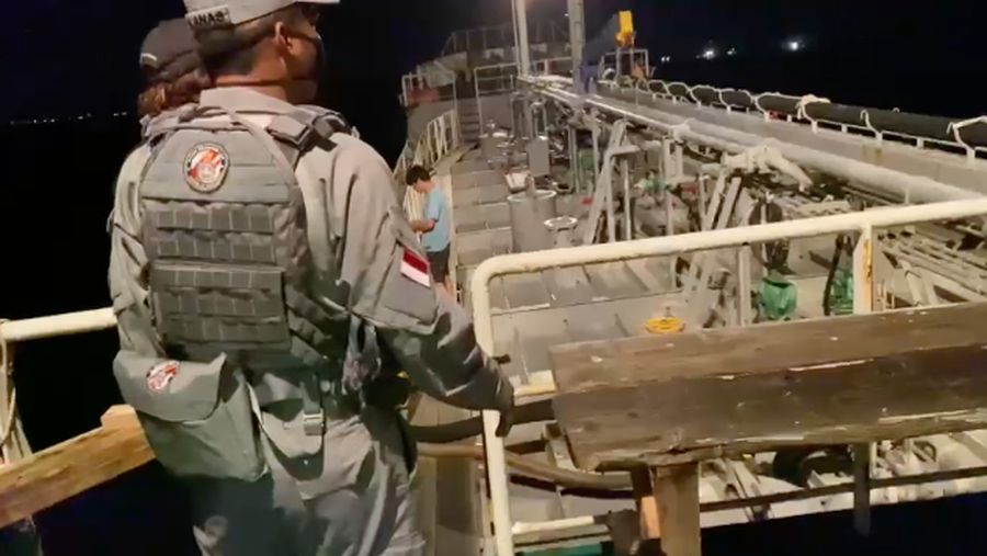 Bakamla RI melalui unsur KN Marore-322 berhasil mengamankan kapal Motor Tanker (MT) Blue Star 08 berbendera Equator Guinea yang diduga menyelundupkan bahan bakar minyak ilegal jenis High Speed Diesel (HSD) di perairan Sekuang Batam, Jumat malam (26/8/2022). (Tangkapan layar video via Humas Bakamla RI)
