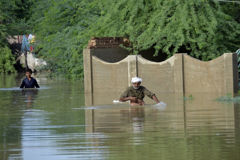 Sejumlah rumah terendam banjir setelah hujan monsun lebat membanjiri pemukiman di distrik Charsadda di provinsi Khyber Pakhtunkhwa, Pakistan, Sabtu (27/8/2022). Pemerintah Pakistan mengumumkan keadaan darurat untuk menangani banjir musim hujan yang berdampak terhadap lebih dari empat juta warga yang mengakibatkan 34 orang tewas di negara itu. (Photo by ABDUL MAJEED/AFP via Getty Images)