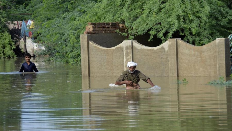Sejumlah rumah terendam banjir setelah hujan monsun lebat membanjiri pemukiman di distrik Charsadda di provinsi Khyber Pakhtunkhwa, Pakistan, Sabtu (27/8/2022). Pemerintah Pakistan mengumumkan keadaan darurat untuk menangani banjir musim hujan yang berdampak terhadap lebih dari empat juta warga yang mengakibatkan 34 orang tewas di negara itu. (Photo by ABDUL MAJEED/AFP via Getty Images)