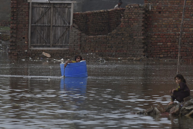 Sejumlah rumah terendam banjir setelah hujan monsun lebat membanjiri pemukiman di distrik Charsadda di provinsi Khyber Pakhtunkhwa, Pakistan, Sabtu (27/8/2022). Pemerintah Pakistan mengumumkan keadaan darurat untuk menangani banjir musim hujan yang berdampak terhadap lebih dari empat juta warga yang mengakibatkan 34 orang tewas di negara itu. (Photo by ABDUL MAJEED/AFP via Getty Images)