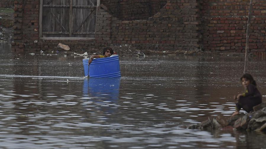 Sejumlah rumah terendam banjir setelah hujan monsun lebat membanjiri pemukiman di distrik Charsadda di provinsi Khyber Pakhtunkhwa, Pakistan, Sabtu (27/8/2022). Pemerintah Pakistan mengumumkan keadaan darurat untuk menangani banjir musim hujan yang berdampak terhadap lebih dari empat juta warga yang mengakibatkan 34 orang tewas di negara itu. (Photo by ABDUL MAJEED/AFP via Getty Images)