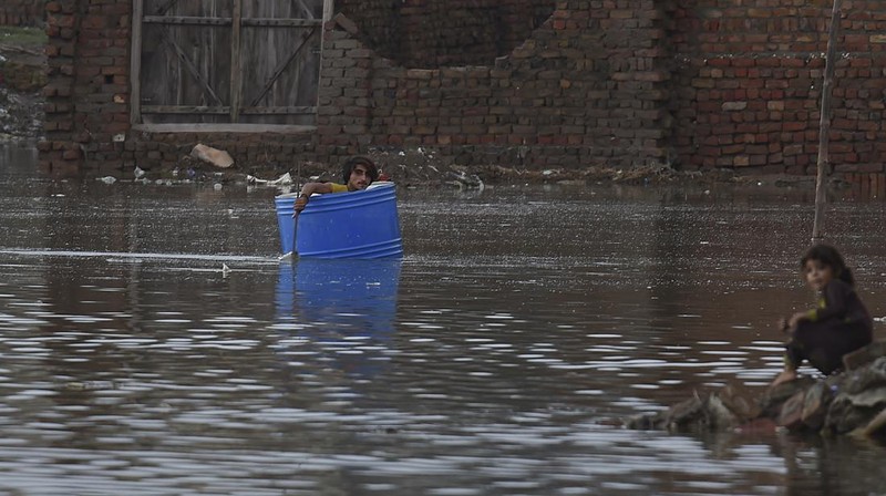 Sejumlah rumah terendam banjir setelah hujan monsun lebat membanjiri pemukiman di distrik Charsadda di provinsi Khyber Pakhtunkhwa, Pakistan, Sabtu (27/8/2022). Pemerintah Pakistan mengumumkan keadaan darurat untuk menangani banjir musim hujan yang berdampak terhadap lebih dari empat juta warga yang mengakibatkan 34 orang tewas di negara itu. (Photo by ABDUL MAJEED/AFP via Getty Images)