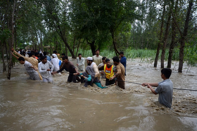 Sejumlah rumah terendam banjir setelah hujan monsun lebat membanjiri pemukiman di distrik Charsadda di provinsi Khyber Pakhtunkhwa, Pakistan, Sabtu (27/8/2022). Pemerintah Pakistan mengumumkan keadaan darurat untuk menangani banjir musim hujan yang berdampak terhadap lebih dari empat juta warga yang mengakibatkan 34 orang tewas di negara itu. (Photo by ABDUL MAJEED/AFP via Getty Images)