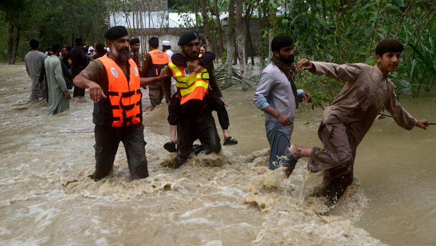 Sejumlah rumah terendam banjir setelah hujan monsun lebat membanjiri pemukiman di distrik Charsadda di provinsi Khyber Pakhtunkhwa, Pakistan, Sabtu (27/8/2022). Pemerintah Pakistan mengumumkan keadaan darurat untuk menangani banjir musim hujan yang berdampak terhadap lebih dari empat juta warga yang mengakibatkan 34 orang tewas di negara itu. (Photo by ABDUL MAJEED/AFP via Getty Images)