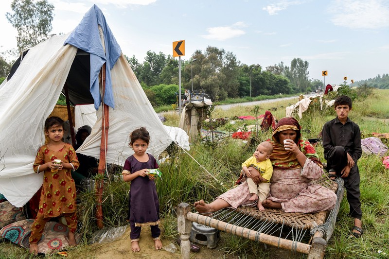 Sejumlah rumah terendam banjir setelah hujan monsun lebat membanjiri pemukiman di distrik Charsadda di provinsi Khyber Pakhtunkhwa, Pakistan, Sabtu (27/8/2022). Pemerintah Pakistan mengumumkan keadaan darurat untuk menangani banjir musim hujan yang berdampak terhadap lebih dari empat juta warga yang mengakibatkan 34 orang tewas di negara itu. (Photo by ABDUL MAJEED/AFP via Getty Images)