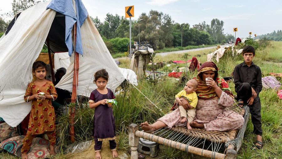 Sejumlah rumah terendam banjir setelah hujan monsun lebat membanjiri pemukiman di distrik Charsadda di provinsi Khyber Pakhtunkhwa, Pakistan, Sabtu (27/8/2022). Pemerintah Pakistan mengumumkan keadaan darurat untuk menangani banjir musim hujan yang berdampak terhadap lebih dari empat juta warga yang mengakibatkan 34 orang tewas di negara itu. (Photo by ABDUL MAJEED/AFP via Getty Images)