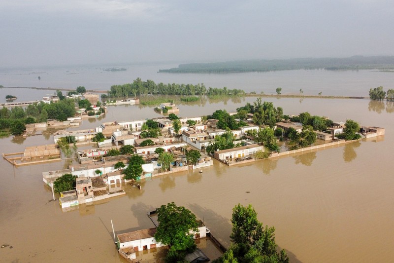 Sejumlah rumah terendam banjir setelah hujan monsun lebat membanjiri pemukiman di distrik Charsadda di provinsi Khyber Pakhtunkhwa, Pakistan, Sabtu (27/8/2022). Pemerintah Pakistan mengumumkan keadaan darurat untuk menangani banjir musim hujan yang berdampak terhadap lebih dari empat juta warga yang mengakibatkan 34 orang tewas di negara itu. (Photo by ABDUL MAJEED/AFP via Getty Images)